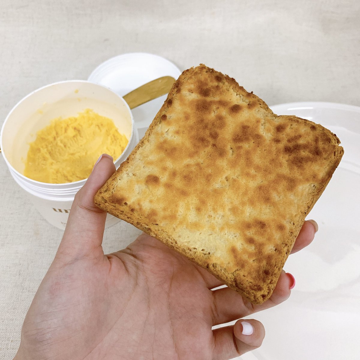 aispdiary's tweet image. เชื่อเถอะว่าอร่อยจริง ดูจากปริมาณที่เหลืออยู่ตอนนี้ แง้ จะหมดแล้วแม่ เนยโฮมเมด ของ una. คือเค้ามีกลิ่นหอม ไม่หวานเลี่ยน รสชาติกลมกล่อมมาก ชอบกันทั้งบ้าน แม่ ป้า หลาน ถูกใจหมด! ทาเยอะๆ แล้วเอาเข้าหม้อทอด ไฟ 160 เวลา 5 นาที ฟินมาก นี่ทำกินตอนเช้าทุกวัน #อร่อยบอกต่อ #อร่อยไปแดก