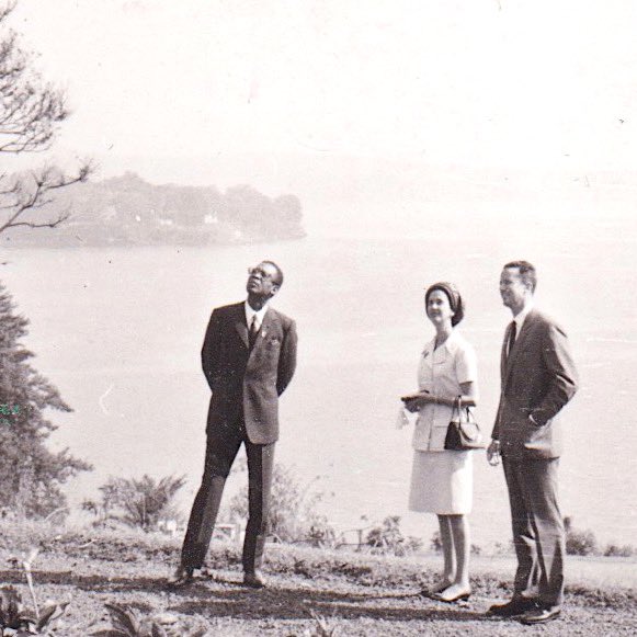 benjimk's tweet photo. Mobutu avait une vision de mettre en lumière toutes les villes de la RDC(Zaïre) il a reçu Mandela à Goma, le Prince de Belgique à Bukavu autres grandes personnalités à Kananga, Lubumbashi, Gbadolite, Kisangani et autres...
Pour le la devise etait Kinshasa n'est pas le Zaïre. https://t.co/JD8yAgWwDD