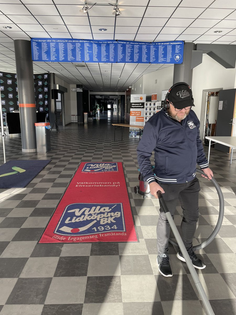 Favorit i repris. Direktören gör fint nere i entréhallen. Nu drar vi igång slutspelet. Välkomna på riktigt fin bandy ikväll! Stötta på plats, bandy är inget TV-program.