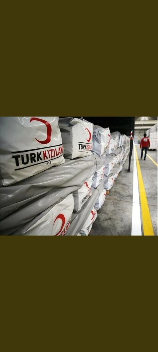 Kızılay Ukraynaya yemek ve battaniye yardımı götürmek için hazırlandı.
#UkraineRussia