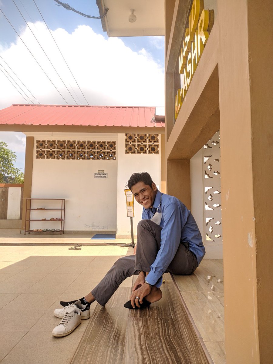 mesrant's tweet photo. Apakah kita harus mengeluh saat tidak punya sepatu. ketika kita melihat orang yang tidak punya kaki ?

#bersyukurlah https://t.co/ZzIlWMexpI