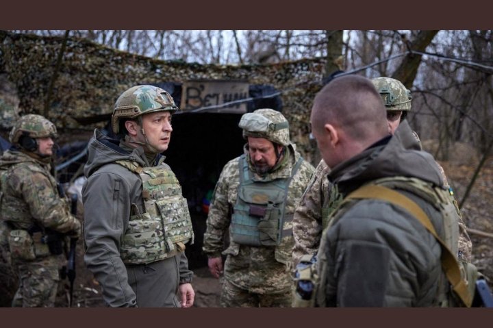 _Imaqib_'s tweet photo. A true leader, a strong leader.This is the President of Ukraine.
He has put on a military uniform to join Ukrainian troops in fighting to protect the Ukrainian homeland.
Love &amp; Respect #UkraineRussia
#russianinvasion 
#WWIII https://t.co/2jpxXARt3V