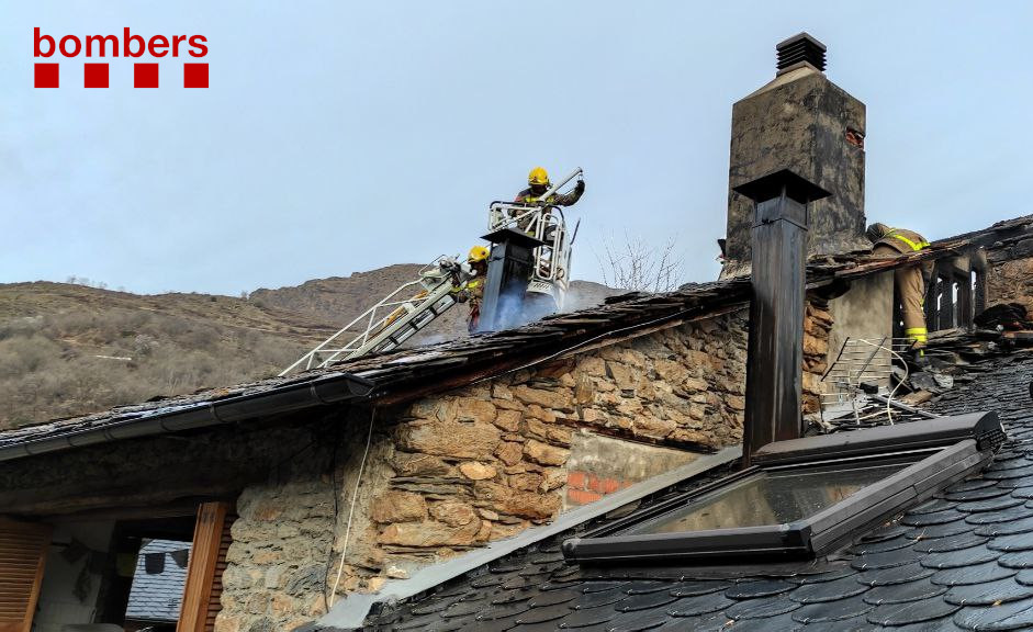 bomberscat's tweet photo. Treballem, amb 8 dotacions, en les tasques d'extinció d'un incendi que ha afectat totalment l'enllosat de la teulada d'una casa a la població d'Altron, a Sort (avís 06.02h). https://t.co/8K0zY0mglH