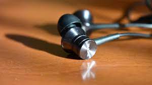 Did you know the fit of the earbuds effect how you hear music? 🎶 
 
Prevent sound leakage with the Piston Fit headphones. They offer a naturally secure and snug fit making them perfect for exercise, work, or play 😉