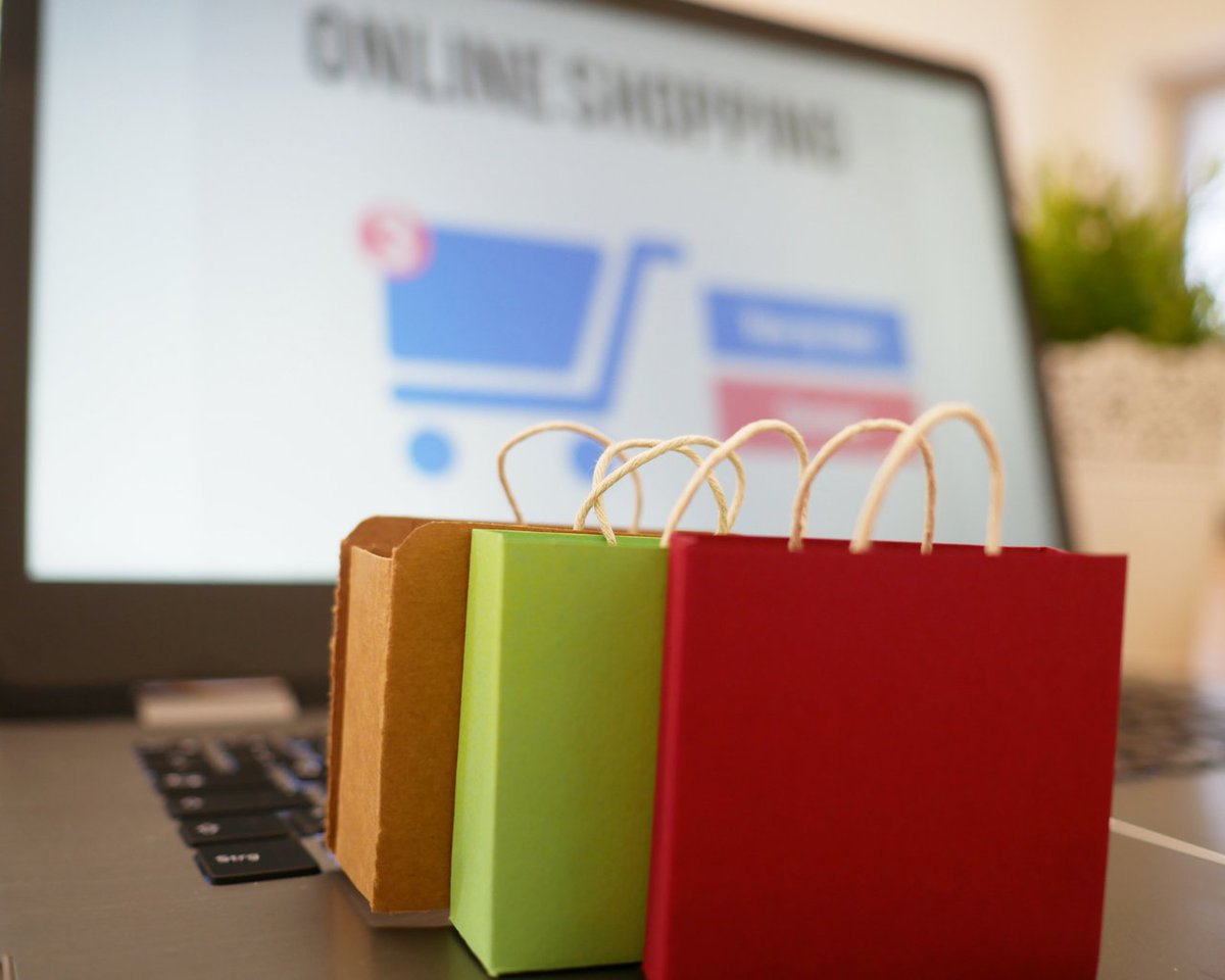 Google hat die Kategorie Shops als Rubrik in den Suchergebnissen gelauncht. Social Commerce boomt und auch die Verknüpfung von Suchmaschinen und Shopping wird immer stärker vorangetrieben. Werfen Sie doch mal einen Blick in unseren Webshop.  

#google #socialcommerce #webshop