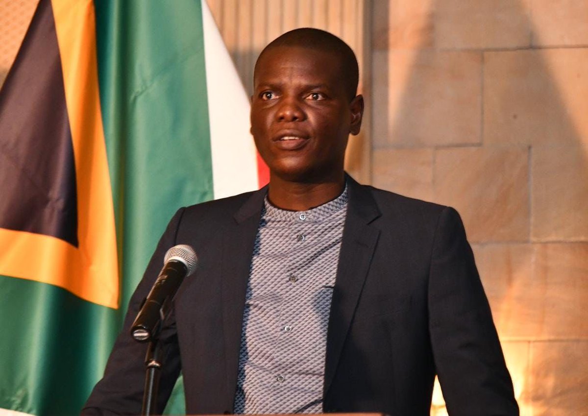 RonaldLamola's tweet photo. Today marks a historic gathering and a new chapter in State litigation services . We deeply honoured that President @CyrilRamaphosa took time to address the inaugural intergovernmental national litigation forum. #LitigationForum https://t.co/bh4WJMYeyl
