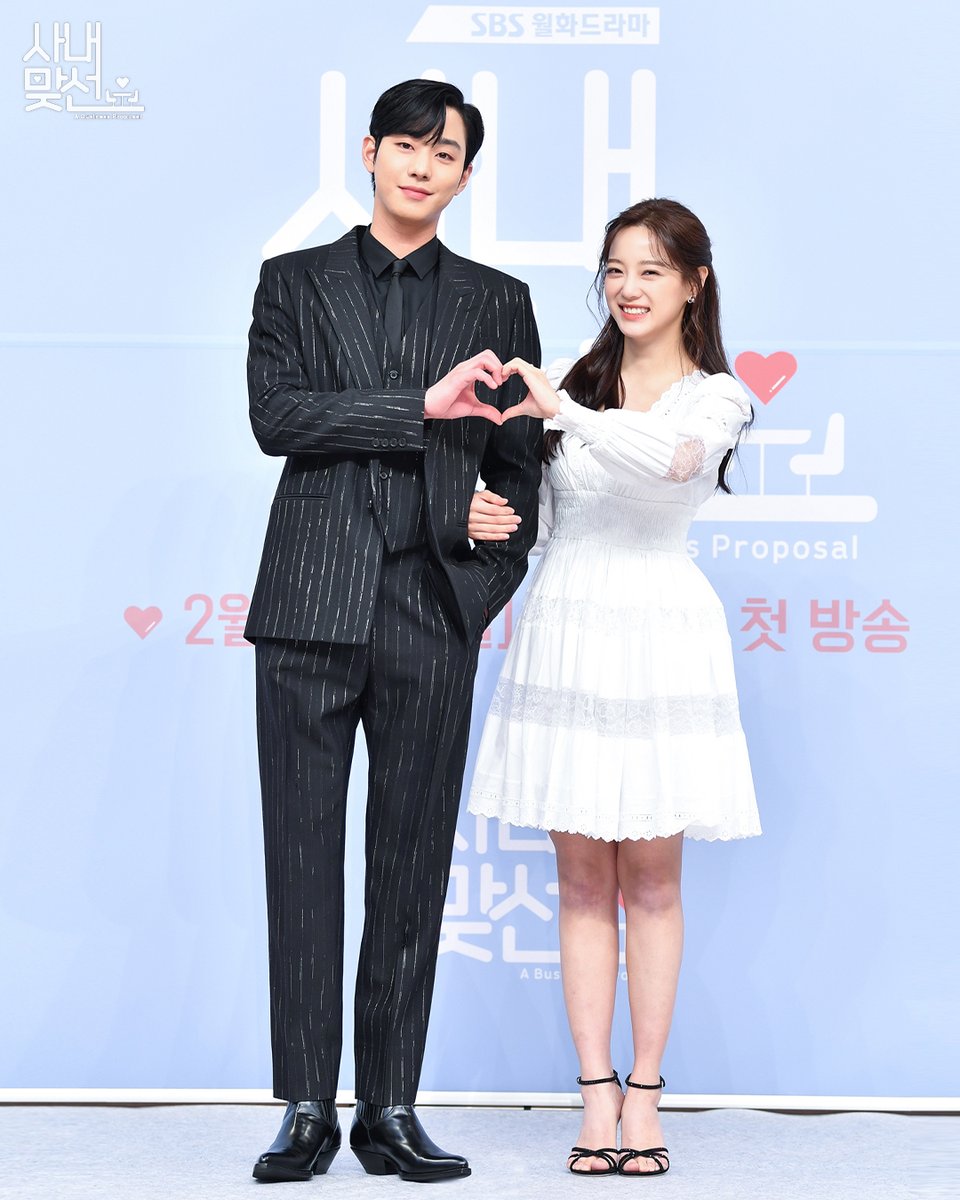 SBSNOW's tweet photo. 케미 맛집이라는 말이 이젠 입 아플 지경...
사내맞선 배우들의 제작발표회 커플샷📸

SBS 새 월화 드라마 <사내맞선>
☞ 2월 28일 [월] 밤 10시 첫 방송

#SBS새드라마 #SBS드라마 #사내맞선
#퇴사방지오피스로맨스 #businessproposal 
#안효섭 #김세정 #김민규 #설인아 https://t.co/ZWu7YcS4B5