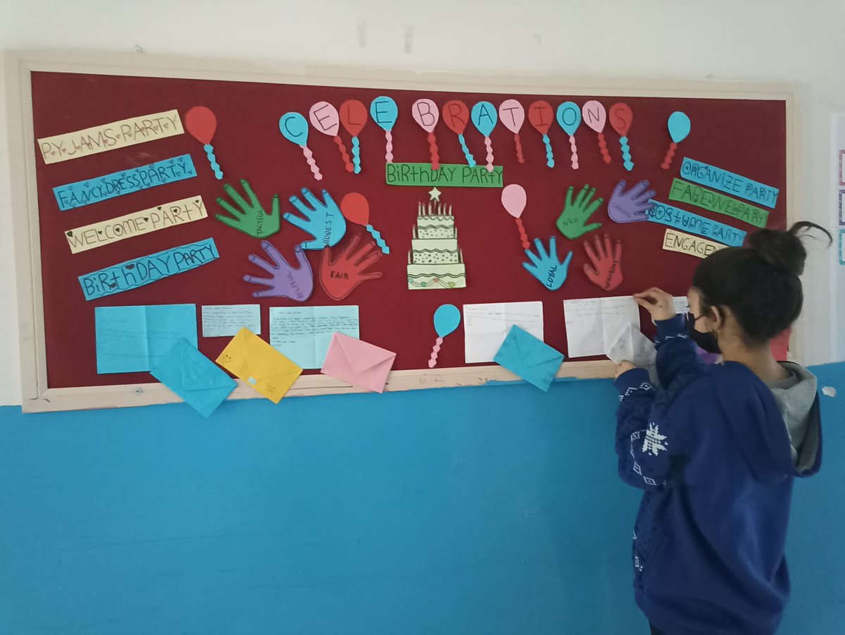 KUTLAMALARI SEVERİZ! 🎉🎁🎊 Celebrations ünitesi için 5. ve 7. Sınıflarımız panolarımızı balonlarla doldurdu 🎈Emekleri için İngilizce Öğretmenlerimiz Büşra ÇELİK ve Hakkı YILDIZ’a teşekkür ederiz