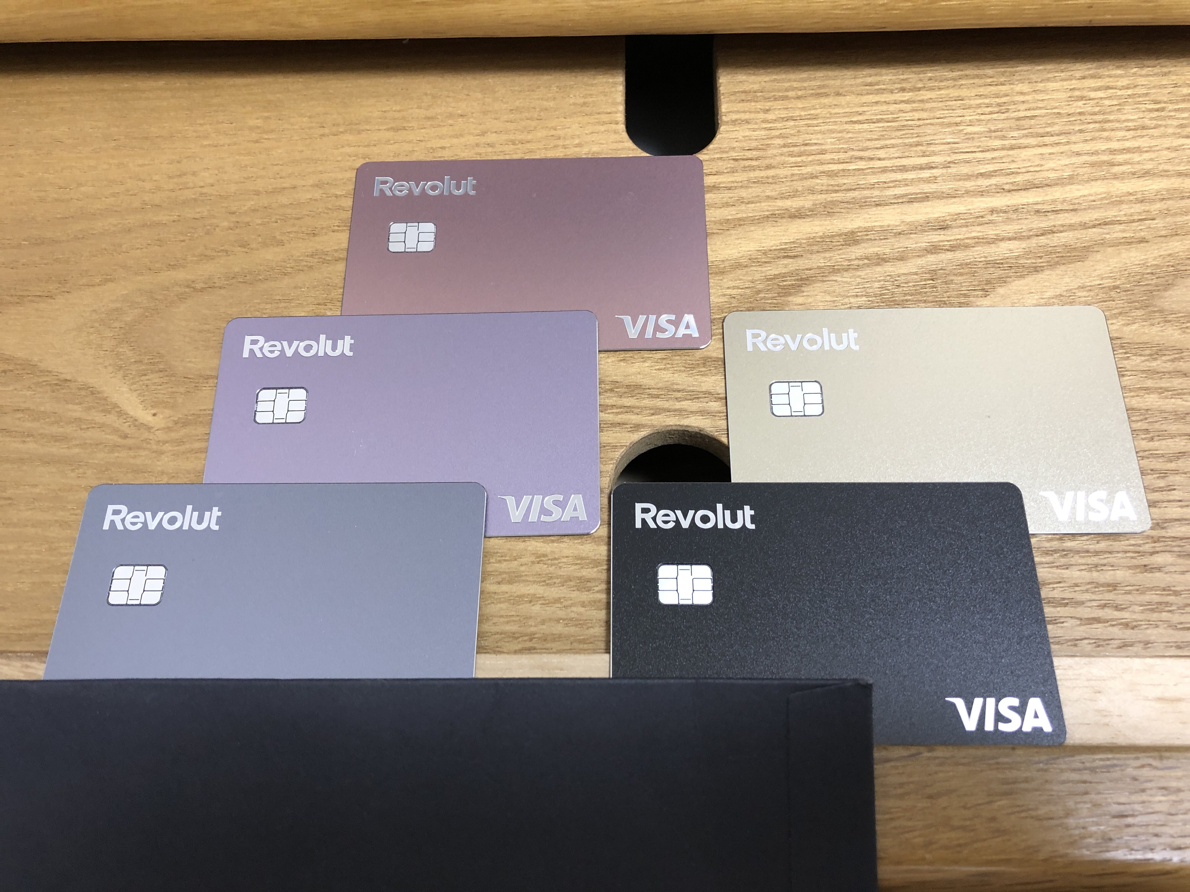 クレジットカード情報提供所 Revolut メタルカード 全色コンプリート 長かったw 記念に 金属カード全員で 集合写真パシャリ Revolut ラグジュアリーカード クレジットカード キャッシュレス T Co C6hmsy7ljs Twitter