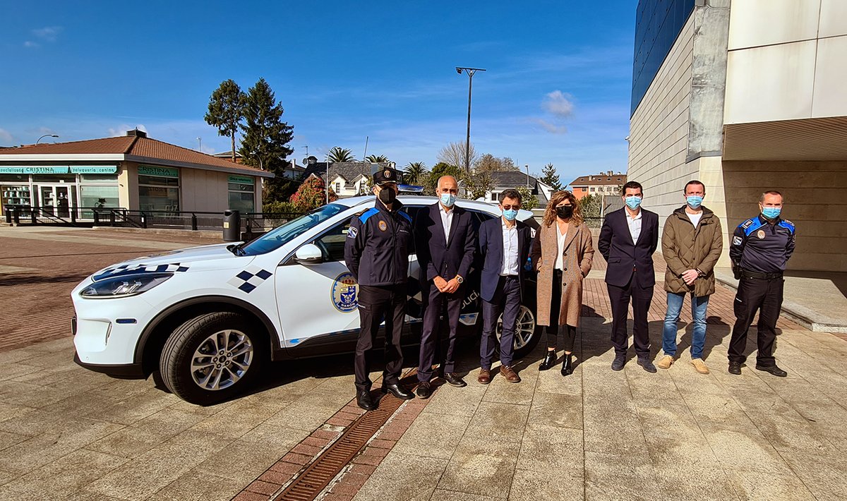 🔝👏 Pois aquí tedes ao xefe de todo isto, o gran Marcial <a href="/castroseijas/">Marcial Castro</a>, acompañado do noso <a href="/MaritoGonzalezF/">MaritoGonzalezFreire</a> e de José Romero, compañeiro #fordista en #Ferrolterra, entregando un dos nosos flamantes <a href="/FordSpain/">Ford España</a> #Kuga á Policía Local do Concello de #Narón! 🚓💪