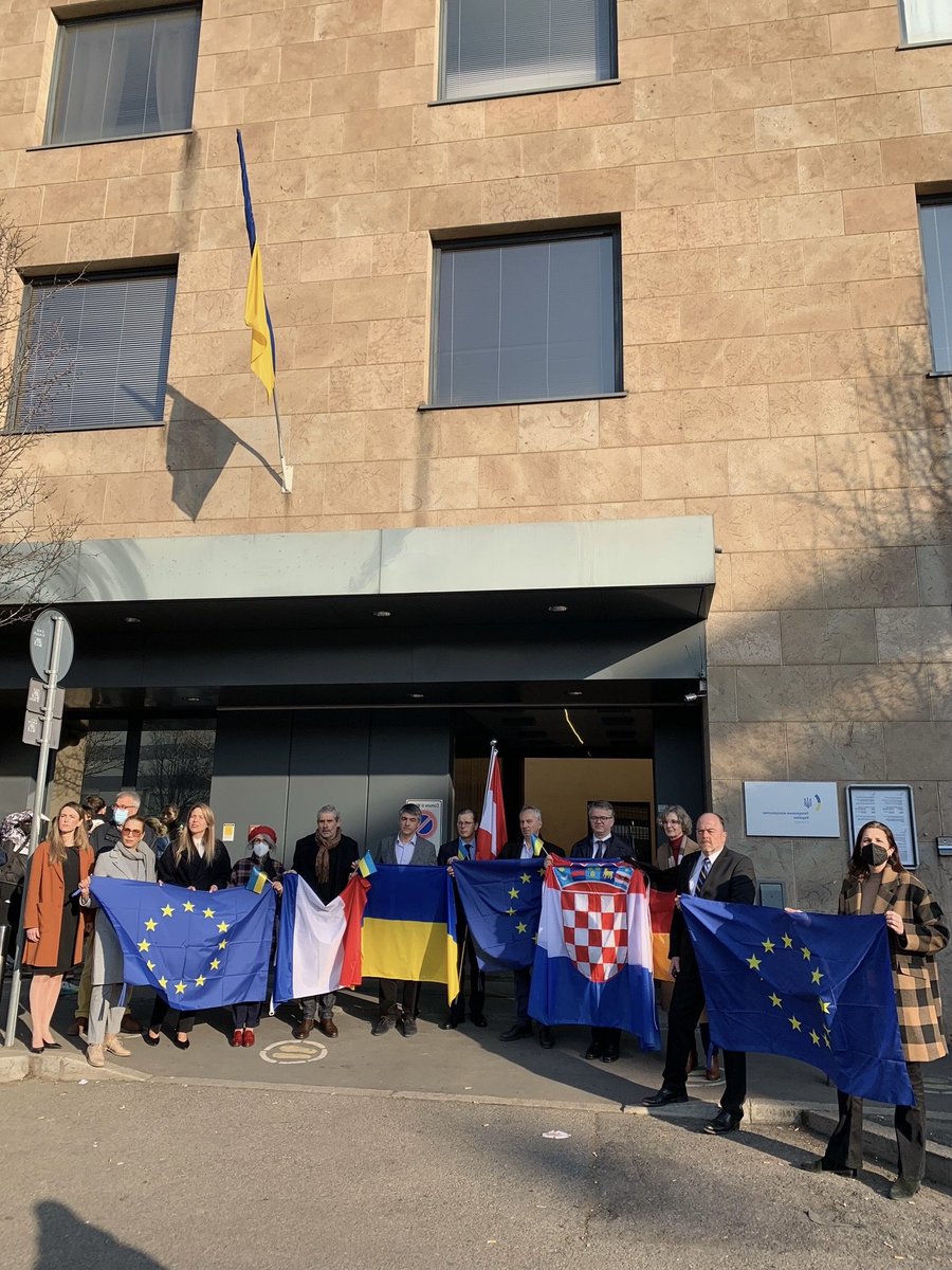 revardeauxcg's tweet photo. Stamattina a #Milano. Solidarietà totale dei Consoli dell’UE con l’Ucraina. #SolidariteUkraine #solidarityWithUkraine #PFUE2022 @chr_masset @FranceenItalie @FranceaMilan https://t.co/gisQh4XN84
