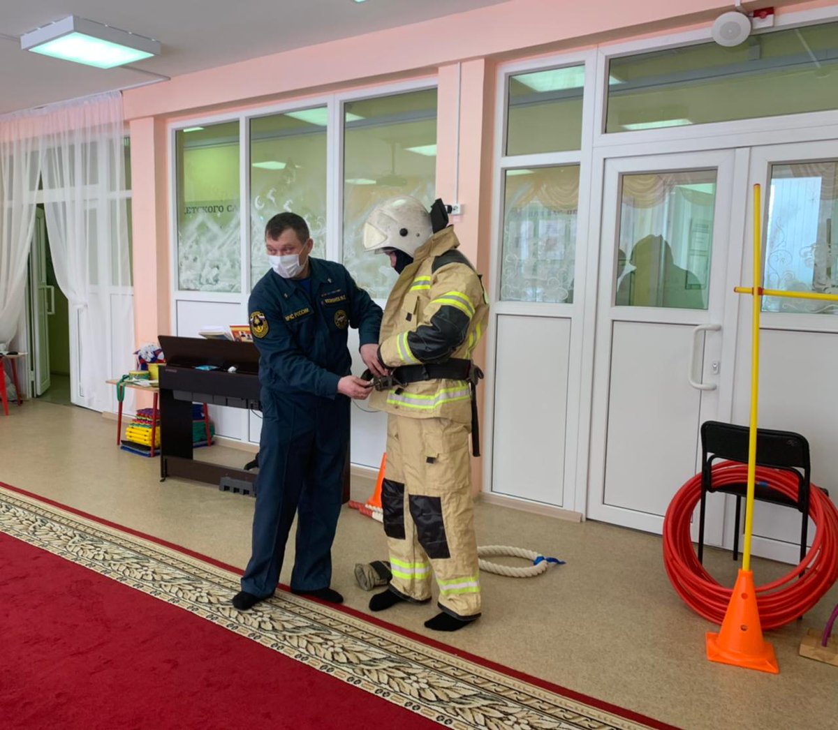 firepress1's tweet photo. Свердловские огнеборцы рассказали детям о своей профессии 

https://t.co/YwaUFhm7c3

#МЧС #МЧСРоссии #МЧССвердловск #МЧС66 https://t.co/fNtl5JAjpl