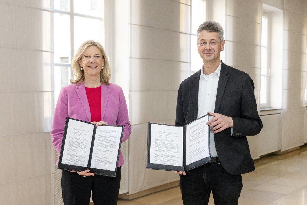 BR und Kultusministerium unterzeichnen Vereinbarung.