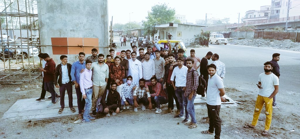NKhildar's tweet photo. जुल्म होता था तो जंजीर हिला देते थे
आज तो होंठ हिलाने से भी डर लगता है
#उर्दुमाँगेइंसाफ
#बजट 2023 https://t.co/CfvWB9qZmb