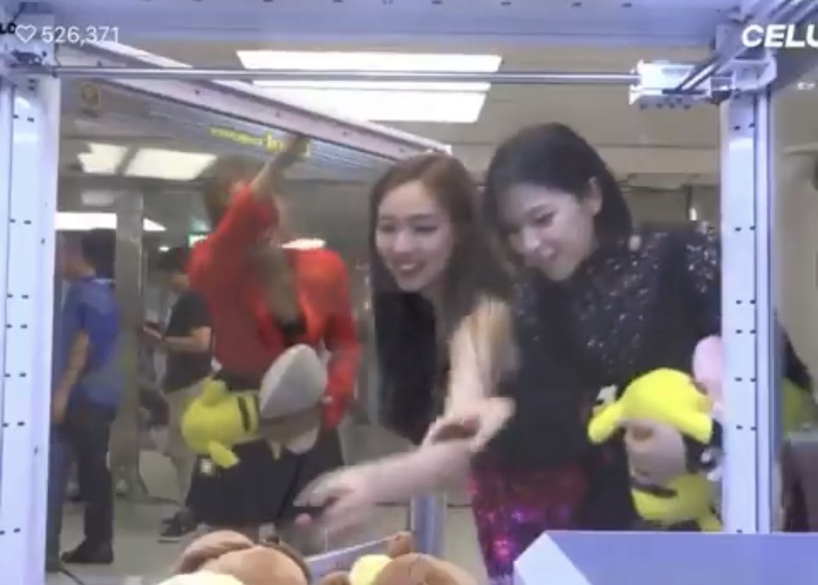 OnceADay37's tweet photo. Jeongyeon cheating in games, a never ending saga 🤣 @JYPETWICE https://t.co/fbO1bS4rZj