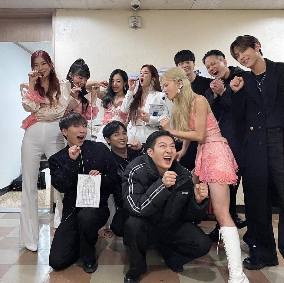 jjellybeans_'s tweet photo. “To. APINK sunbae
Don’t leave this in the car,
Don’t use it as a coaster for your ramyun.
If you’re going to throw this out just give it back to us instead…
Congrats on your comeback.
(Let’s) always be healthy and happy 💙
-BTOB-“

🥺😭😂I missed btopink https://t.co/NKi29RqIig