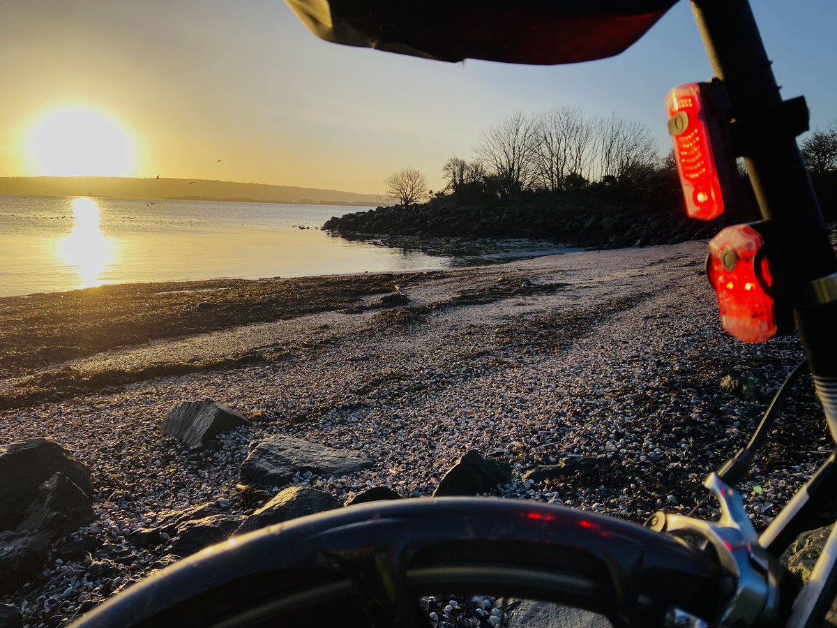 SFTMmedia's tweet photo. Battle of the light! #rideoutside @seesense_cc https://t.co/wGCua0X7EF