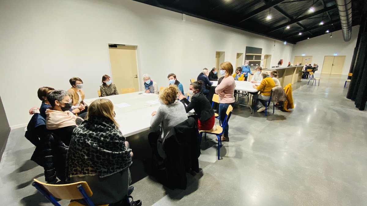 cosse_le_vivien's tweet photo. [ESPACE DE VIE SOCIALE]
Hier soir, élus, associations et habitants se sont réunis pour réfléchir au fonctionnement du futur Espace de Vie Sociale à #CosséLeVivien en @PaysCraon ! 🤝
Réunion co-animée avec l'#AMAC https://t.co/CfWesgcajc