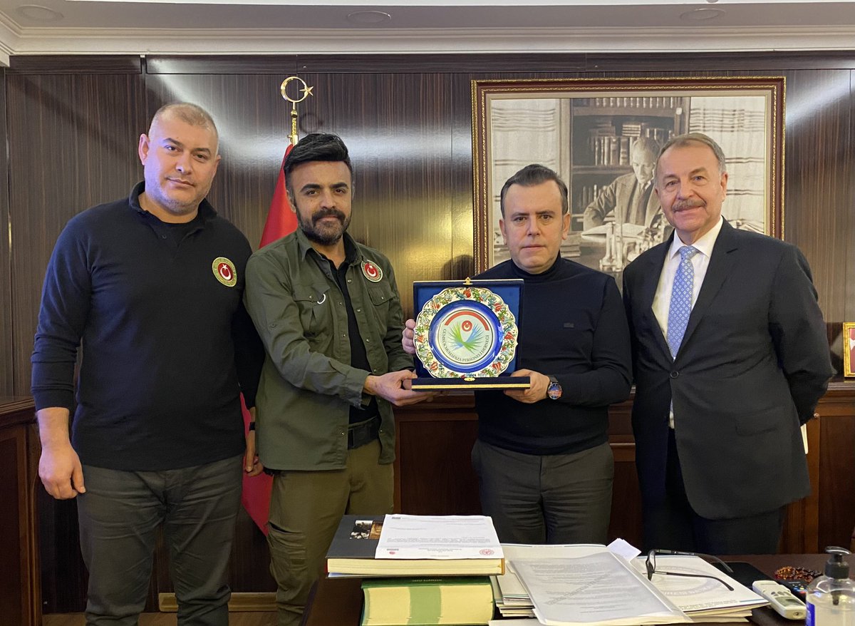 Kaçakçılık İstihbarat,Harekat ve Bilgi Toplama Dairesi Başkanı Gazi Levent KURTOĞLU Beyi makamımda ziyaret ederek,Teşkilatımızın hak ve menfaatleri hakkında istişarede bulunduk. Sayın Başkanımıza göstermiş olduğu yakın ilgi ve alakadan dolayı şükranlarımızı sunarız.