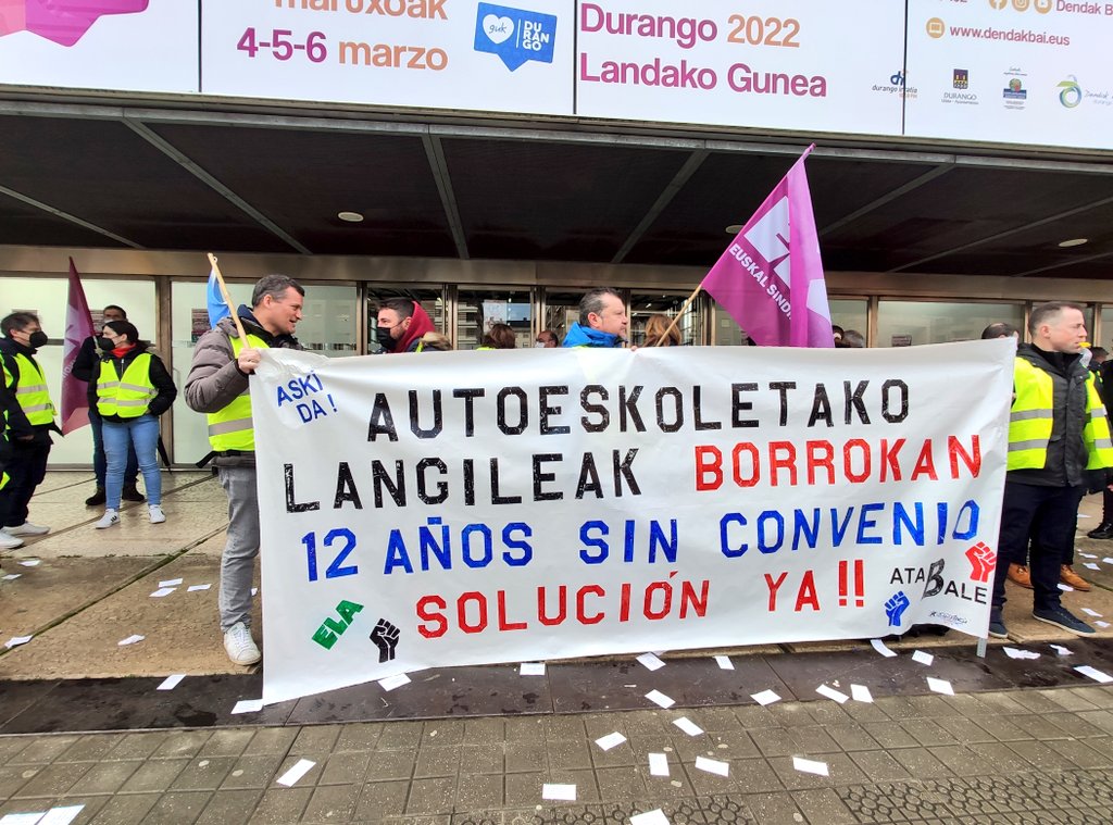 ELAHezkuntza's tweet photo. Lxs trabajadorxs de las Autoescuelas de Bizkaia cumplen hoy
2️⃣9️⃣ días de #huelga en Durango reivindicando un convenio digno‼️
Y la próxima semana más leña, por qué❓
Porqué la patronal #APAVI no da respuesta a nuestras demandas‼️
📢JO & KE IRABAZI ARTE‼️
#AutoeskolakBorrokan https://t.co/luqa12xyEk
