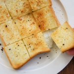 朝食にぴったりそう!にんにくなどを使った、簡単で美味しそうな「トースト」レシピ!