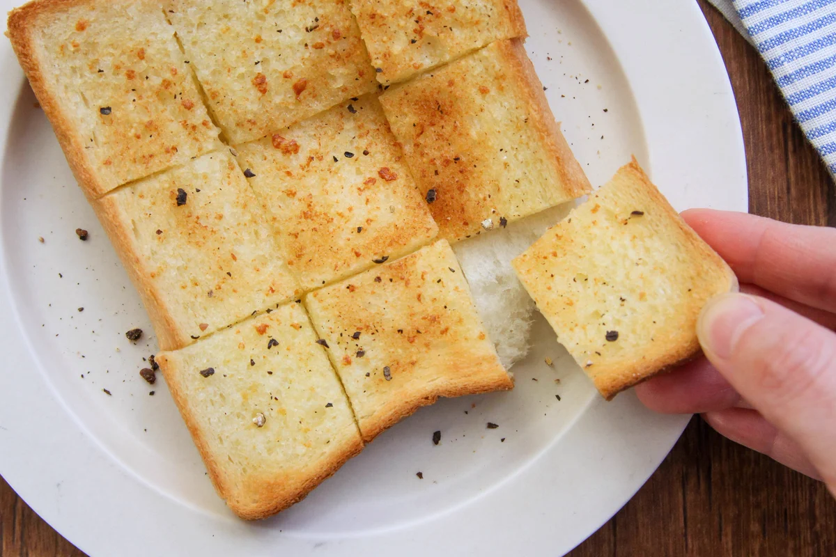 朝食にぴったりそう！にんにくなどを使った、簡単で美味しそうな「トースト」レシピ！