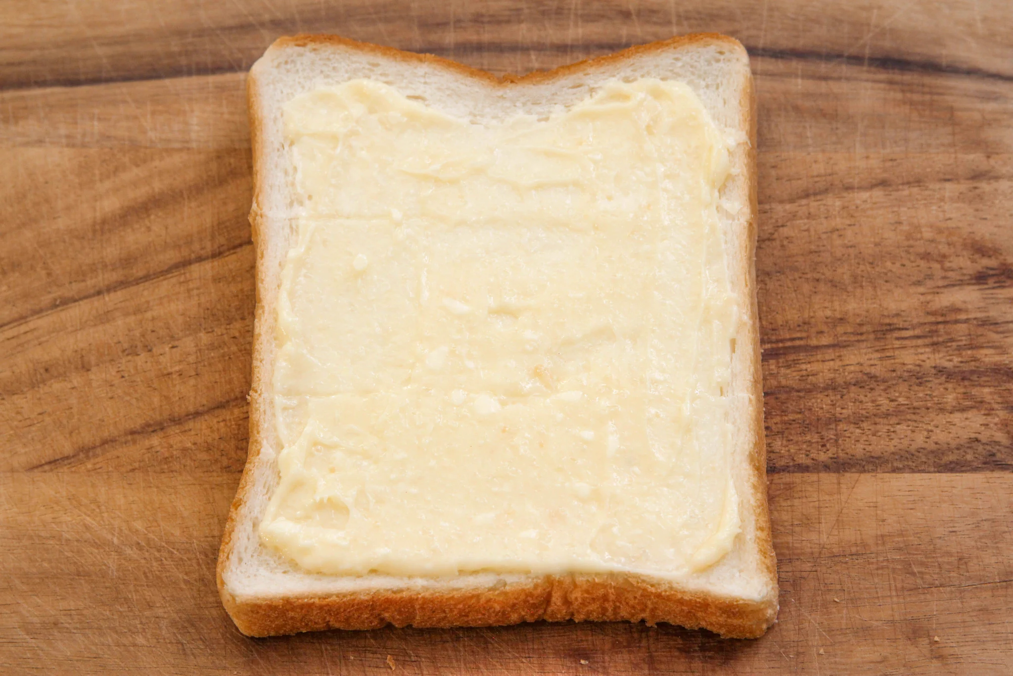 朝食にぴったりそう！にんにくなどを使った、簡単で美味しそうな「トースト」レシピ！