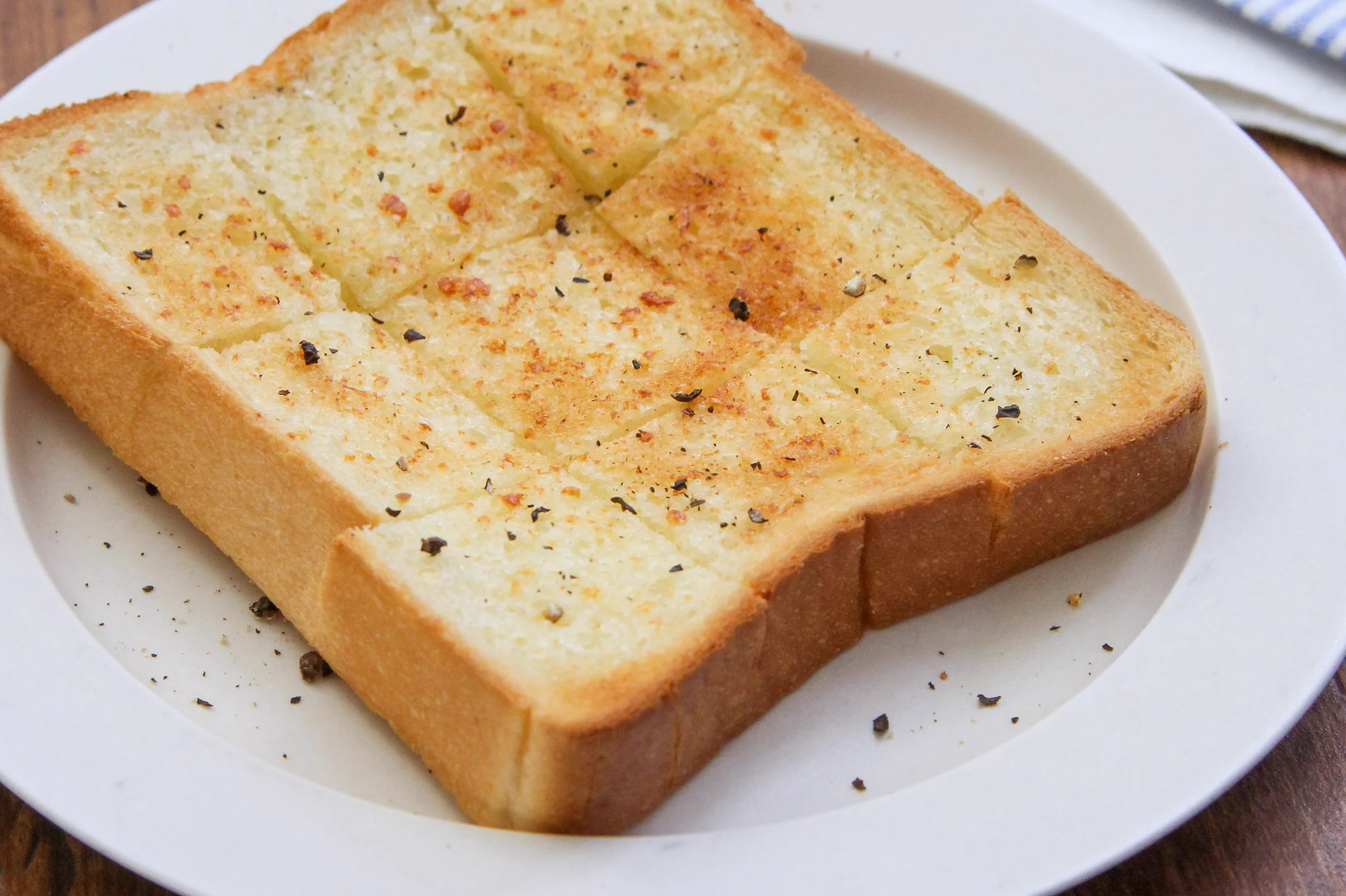 朝食にぴったりそう！にんにくなどを使った、簡単で美味しそうな「トースト」レシピ！