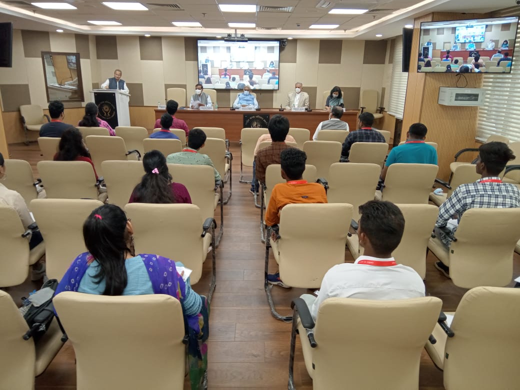 India_NHRC's tweet photo. NHRC Chairperson, Mr. Justice Arun Mishra addresses the student Interns from National Commission for Schedule Tribe @ncsthq today in the presence of Member, Dr. Mulay, Mr. Jain, SG, Mr. Pradhan, JS, Mrs. @anitasinha_dd &amp; SRO (T), @MukeshKulshresh.

@IndraManiPR @IndiaUNGeneva https://t.co/fwWZKJN7n5