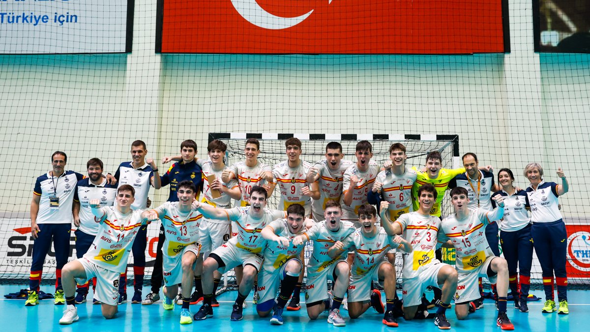 🔴 ¡LOS #HispanosJuveniles🇪🇸 ESTÁN EN SEMIFINALES!

🔜 Esta tarde se jugarán el pase a la final del Campeonato Mediterráneo 2022 ante Montenegro🇲🇪

⌚️ 16:30 h.
📲 youtube.com/channel/UCbTrY…