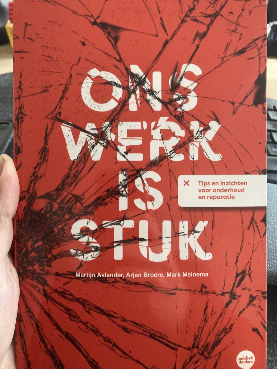 timbee's tweet image. De cursus digitale fitheid is erg interessant. Dus dit boek van @martijnaslander @arjanbroere en Mark Meinema zou in m’n straatje moeten passen