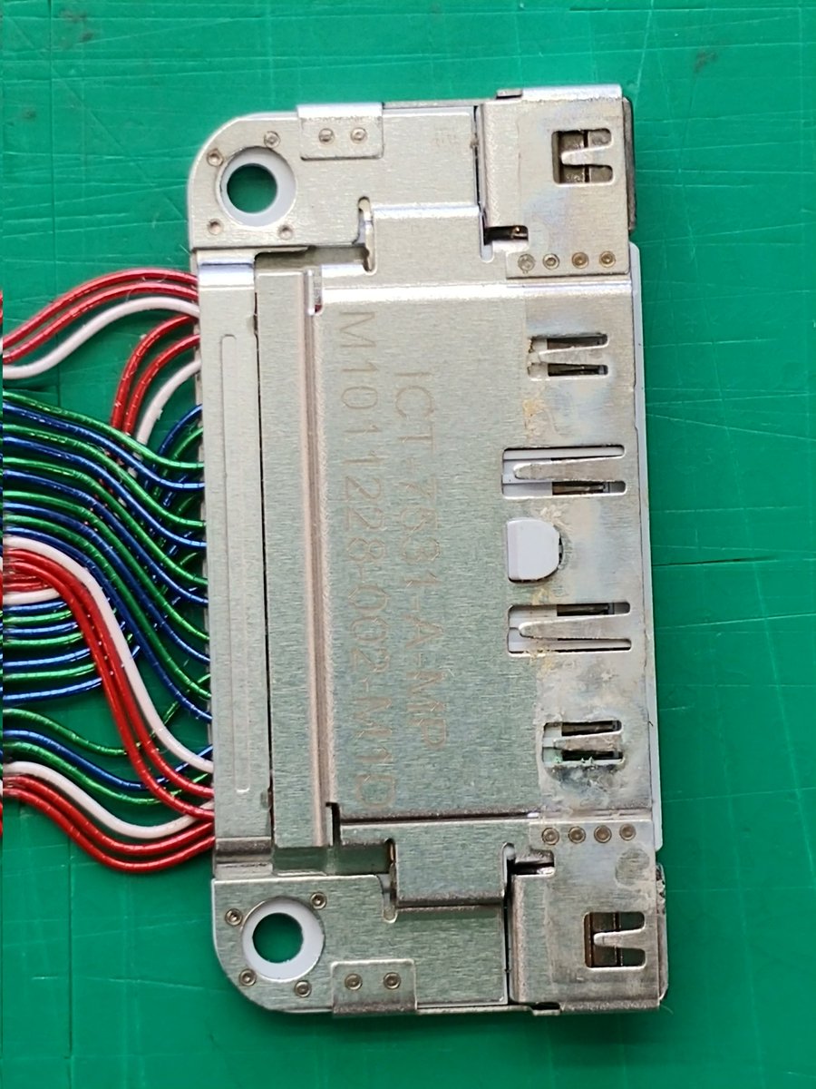 smartmax_repair's tweet image. #SurfacePro5 #充電不良 のご依頼です！
ご利用頂き誠にありがとうございます🙇‍♂️
充電出来ないので、バッテリー交換のご依頼でしたが、ケーブルを挿したままの使用も出来なくてお困りとの事でした😧💦さては！？と思い充電口を診て見ると水没跡が！？
新品の充電口に交換して無事充電が出来ました✨☺✨