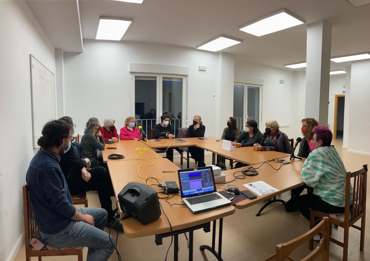 KHORA_Colectivo's tweet photo. Ayer nos lo pasamos genial en el Taller de Iniciación a la Radio que realizamos en Aldeaseca 😆📻
Estamos seguros de que saldrá un programa estupendo con la energía que desprenden estas participantes!
Tendréis noticias en las ondas muy pronto!🔊
#radiorural #mayoresenredados https://t.co/KOKpEvgzqz