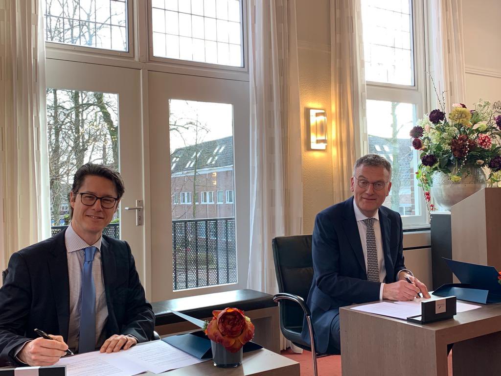 Burgemeester Janssen van <a href="/gem_oisterwijk/">Gemeente Oisterwijk</a> en bestuurslid Joeri Kapteijns hebben vandaag de overeenkomst ondertekend voor verlenging van de opvang met 25 jaar ⤵️ coa.nl/nl/nieuws/verl…