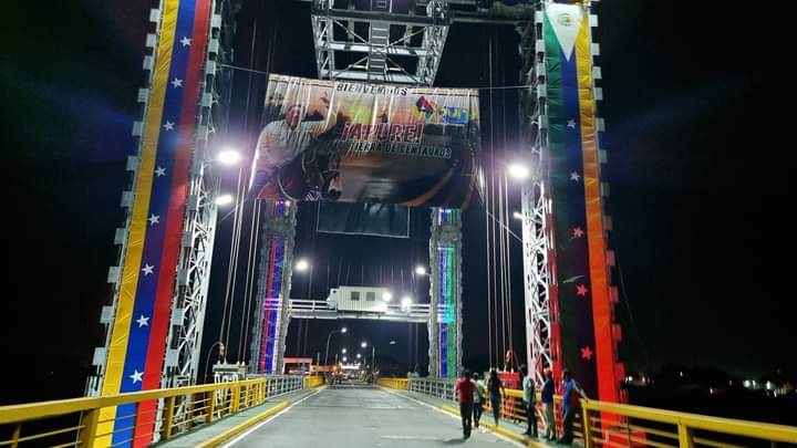 Anoche encendimos las luces del puente María Nieves, parte fundamental del trabajo de embellecimiento de la entrada a San Fernando, que es la entrada al estado Apure. Seguimos construyendo el Apure grande, próspero y productivo <a href="/NicolasMaduro/">Nicolás Maduro</a> <a href="/delcyrodriguezv/">Delcy Rodríguez</a> <a href="/PartidoPSUV/">PSUV</a>