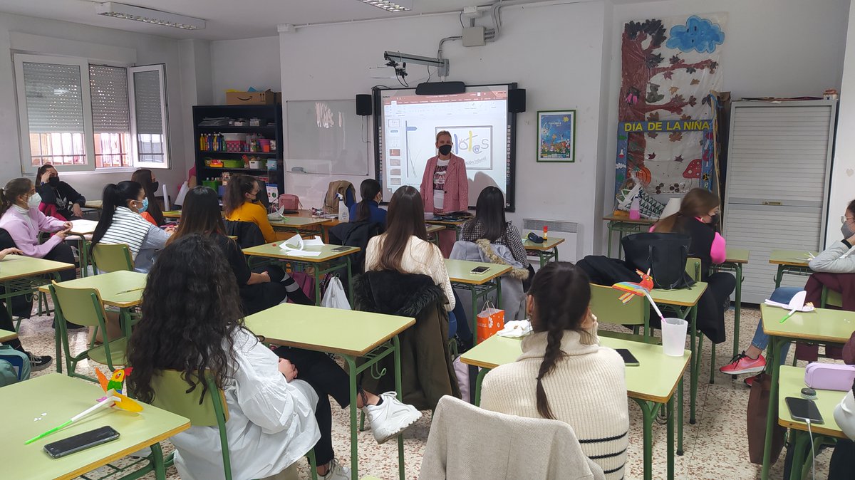 gregorioferva's tweet photo. Las alumnas de #2ºEDIN han tenido la oportunidad de conocer a Marta Nosti, Directora del Centro de Educación Infantil Palotes. Gracias por mostrarnos tu innovadora metodologia y por los consejos recibidos para iniciar las prácticas.
#EscuelaInfantilPalotes
#EDIN_GF
#FCT https://t.co/ShdOW9n8Rx