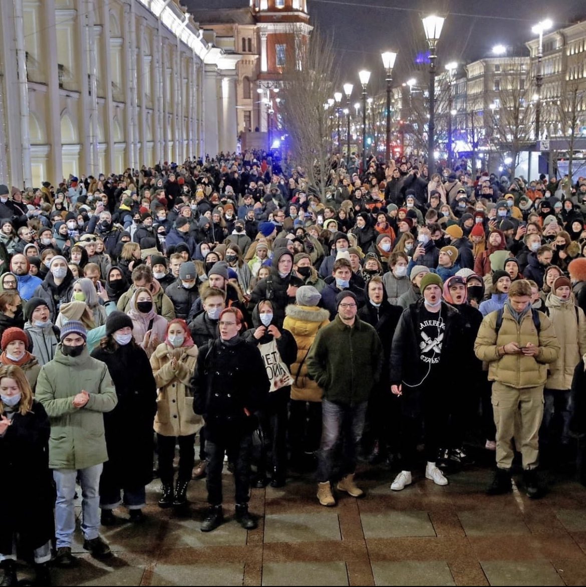 khodorkovsky_en's tweet photo. Insanely brave Russian people standing up against the war last night! 
Breathtaking courage and defiance. https://t.co/DhBHW7anaB