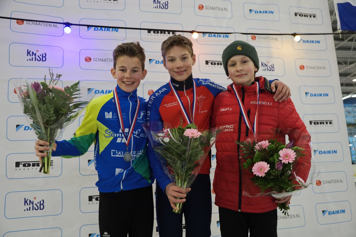 MarathonTwente's tweet photo. Landelijke finale pupillen A jongens gehouden op 19 februari 2022 op de @Ireenw_IJsbaan in Tilburg.
1.Tijn van Harten, Alphen aan den Rijn
2.Jame Feenstra, Wognum
3.Moos van Hall, Amsterdam

#meermarathon #knsb #marathonschaatsen https://t.co/PgRbnPhLRb