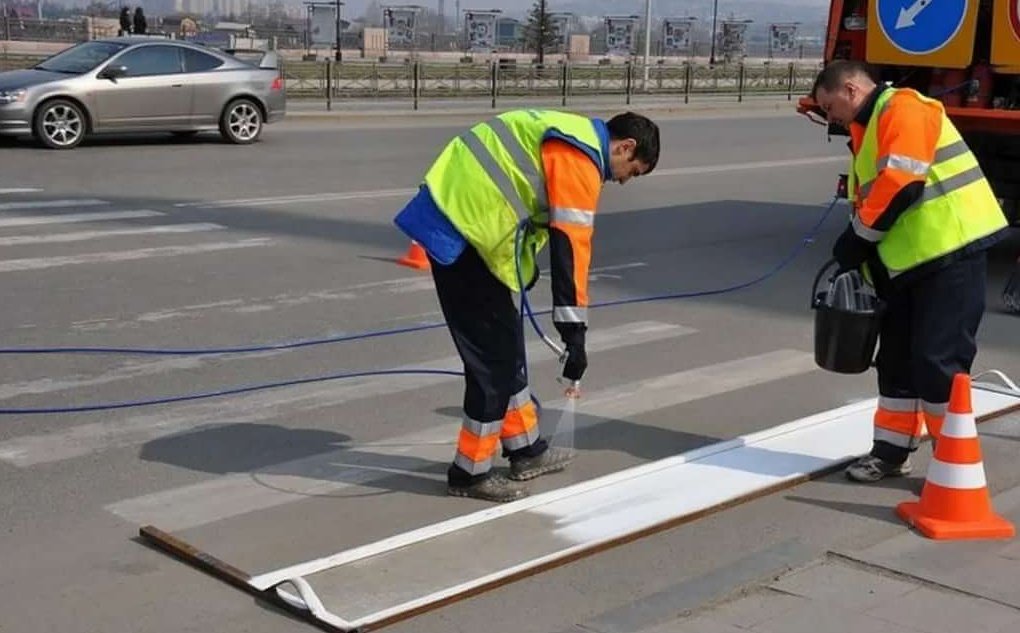 дорожная разметка. нанесение дорожной разметки. нанесение разметки. нанесение разметки. нанесение разметки краской.