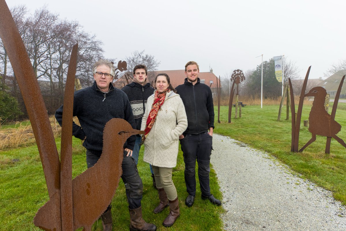 Yes, wij zitten bij de laatste 5 genomineerden voor Agrarisch Ondernemer 2022!! Er kan op ons gestemd worden via boerderij.nl/evenement/agra… 
Als we winnen gaan we iets leuks doen met de Soos van Oosterend!