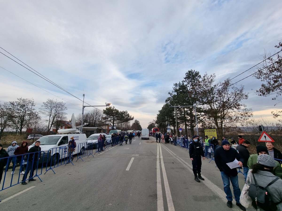 Massive mobilization in Siret, #Romanians came in large numbers to meet the refugees from #Ukraine. It offers them packages with food, water, hot drinks or accommodation. Very emotional moments ...
Via Vlad Ilaș #Romania #solidarityWithUkraine #PeoplePower #war