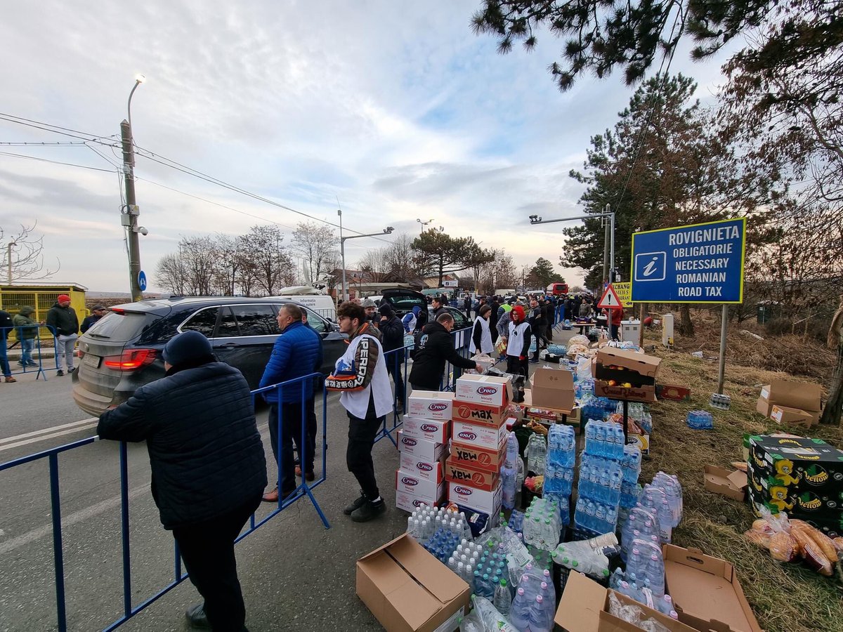 Travel_2Romania's tweet photo. Massive mobilization in Siret, #Romanians came in large numbers to meet the refugees from #Ukraine. It offers them packages with food, water, hot drinks or accommodation. Very emotional moments ...
Via Vlad Ilaș #Romania #solidarityWithUkraine #PeoplePower #war https://t.co/Q4N0Ok0dNX