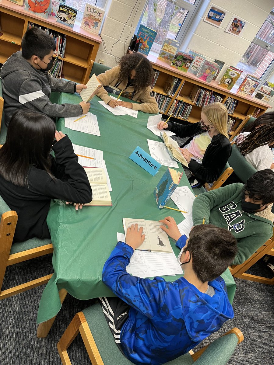 MrsReynoldsRV's tweet photo. 6th graders trying out some new books! I even got a few students to check some of them out 😉 #librarianwin #RVESlibrary https://t.co/hzKuujzsMp