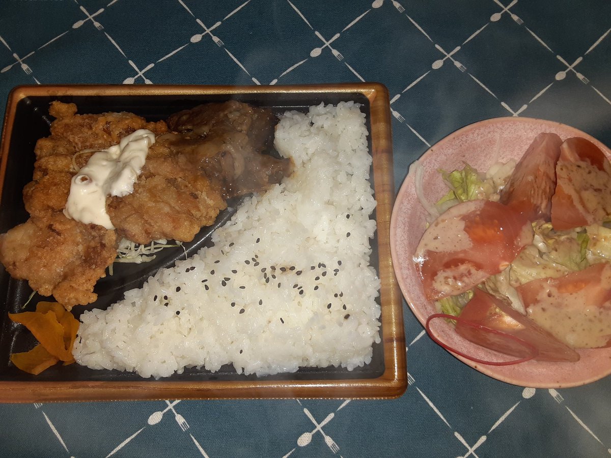 週末ですけど…仕事かたづかず2130に退社… 簡単にお弁当🍱 唐揚げ&焼き肉弁当(¥680) 焼き肉薄かった…けど美味しかった😋 分厚い肉食べたい‼️