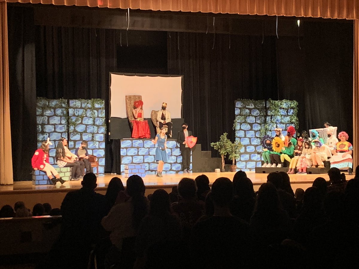 What a great day for EB Arts! Zach Gates, Mary O’Mara and Sarah Franchino from EBHS and CJHS, presented and performed with their students at the NJMEA convention! Then, the CJHS Drama Club presented Alice in Wonderland! Great job to all! @CJHSprinc @EBHSprinc @EBPublicSchools