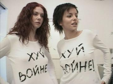 electrocircle's tweet photo. Ровно 19 лет назад в этот день ТАТУ написали на своих майках «Хуй войне!» и выступили на шоу Джея Лено https://t.co/d3PWJLhlp8
