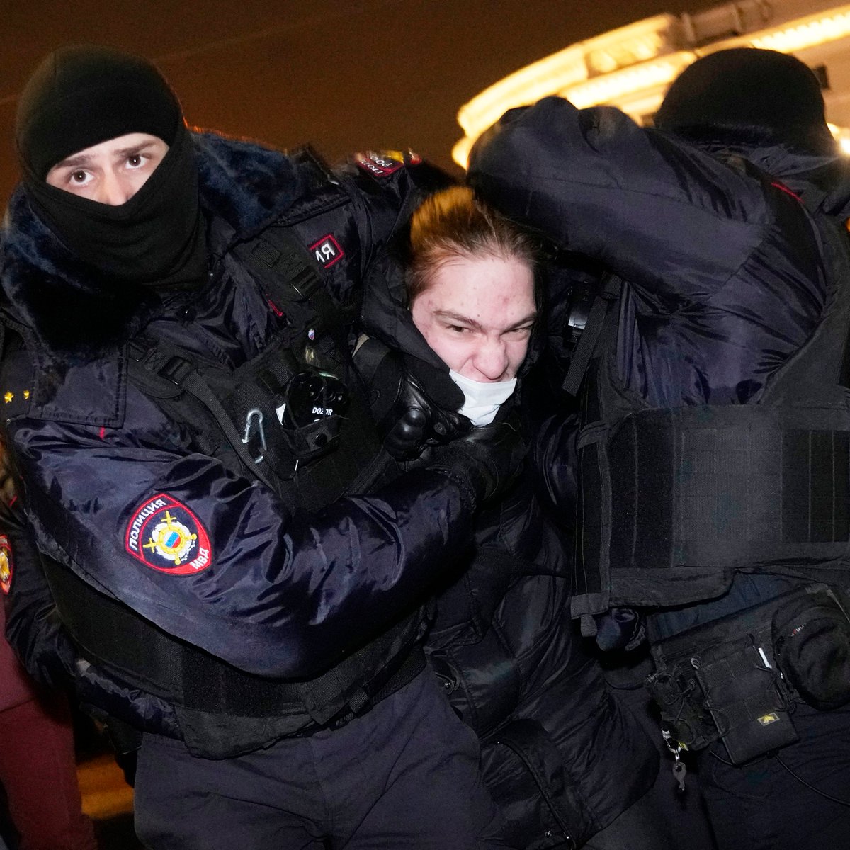 ajplus's tweet image. Over 1,800 people in Russia have been arrested for protesting its invasion of Ukraine.

Rallies have taken place in 50+ cities.

One protester said "authorities have gone mad." Another said: "My relatives and loved ones live in Ukraine. What can I tell them… You hang in there?"