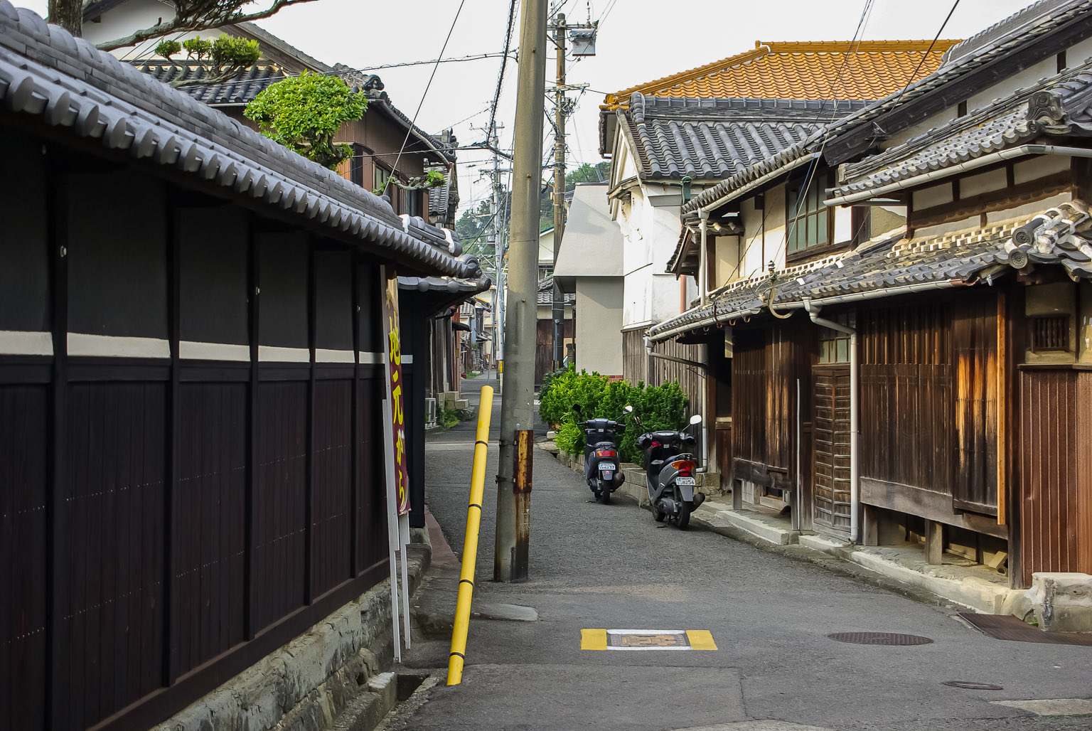 Twitter 上的三日画師 和歌山市加太の町並み 加太春日神社北側の道標のある三叉路の西側の丁字路から木造3階建ての元旅館 を振り返る 東側を見る 三叉路の南側の路地 三叉路の北側の路地 07年5月3日撮影 T Co 6uc8nf98r0 Twitter
