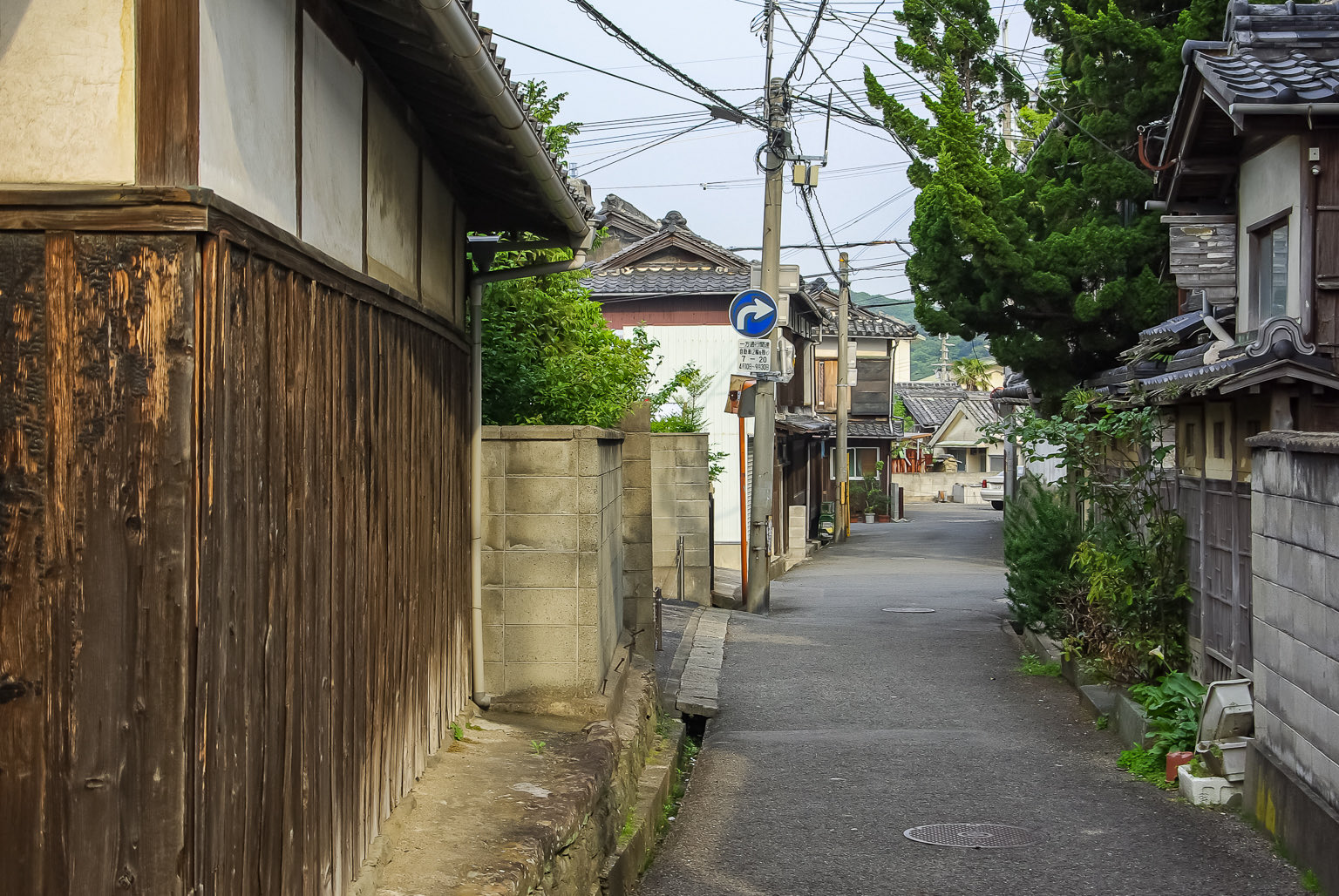 Twitter 上的三日画師 和歌山市加太の町並み 加太春日神社北側の道標のある三叉路の西側の丁字路から木造3階建ての元旅館 を振り返る 東側を見る 三叉路の南側の路地 三叉路の北側の路地 07年5月3日撮影 T Co 6uc8nf98r0 Twitter