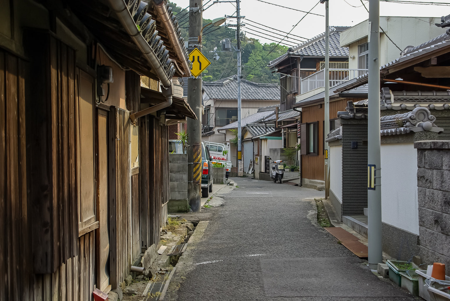 Twitter 上的三日画師 和歌山市加太の町並み 加太春日神社北側の道標のある三叉路の西側の丁字路から木造3階建ての元旅館 を振り返る 東側を見る 三叉路の南側の路地 三叉路の北側の路地 07年5月3日撮影 T Co 6uc8nf98r0 Twitter